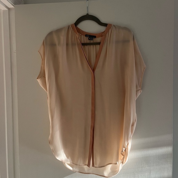 Vince Cap Sleeve V-Neck Popover Snap Button Front Silk Blouse Top in Pale Peach - Picture 3 of 4